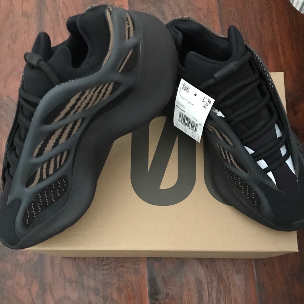 Yeezy 700 v3